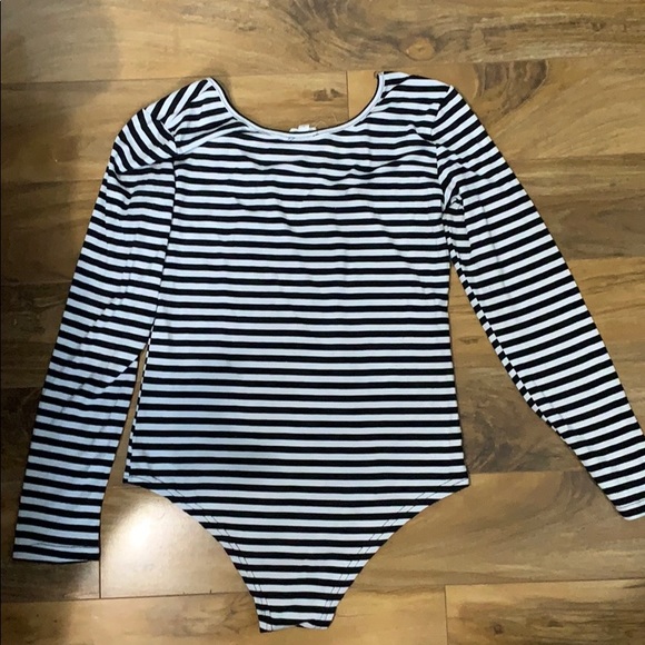 *🎉3 for 15* Black and White Striped Bodysuit - Picture 3 of 3